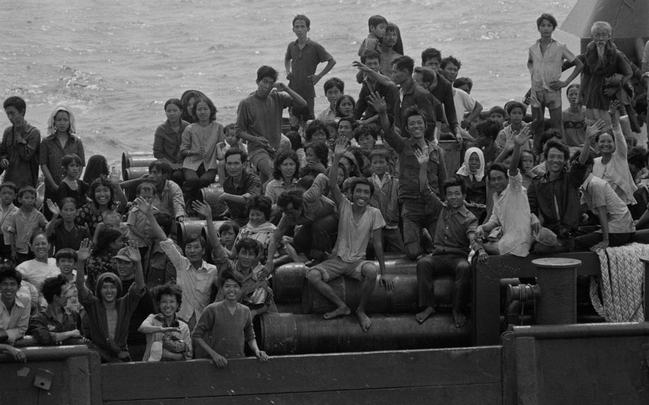 A la fin des années 70, la France découvre des réfugiés prêts à tout pour quitter leurs pays.