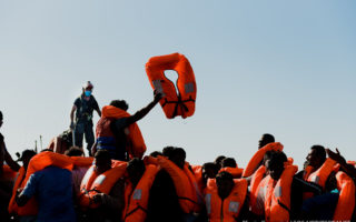 Migrants sur un bateau de sauvetage