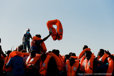 Migrants sur un bateau de sauvetage