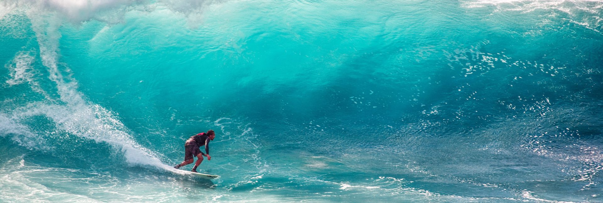 Surfeur sur une vague