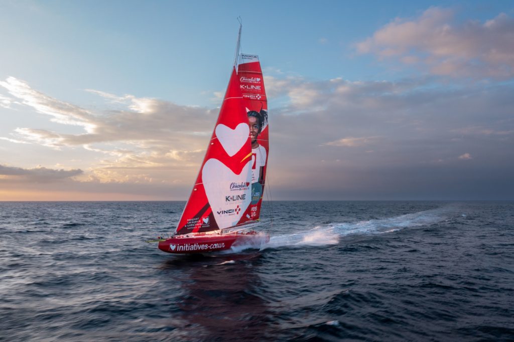 Le bateau Initiatives Cœur skippé par Samantha Davis. Un bon exemple des nouveaux sponsors plus “éthiques” présent aujourd’hui dans la course au large (Photo : Yann Riou)