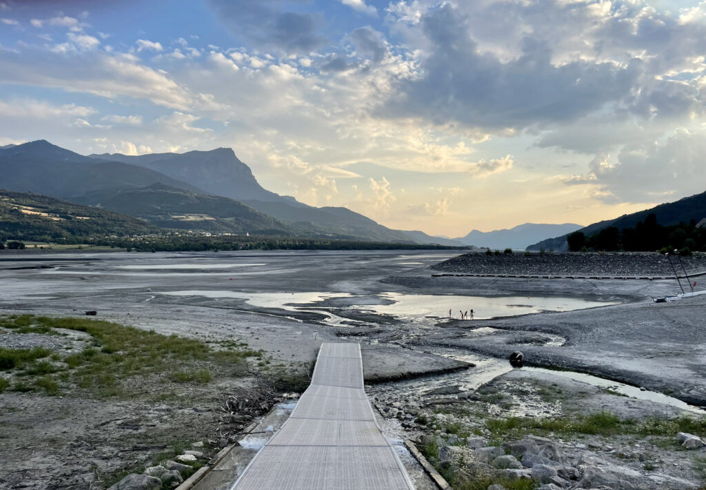 Lac de Serre-Ponçon - Été 2022 : l’eau a tout simplement disparu (Photo : DR)