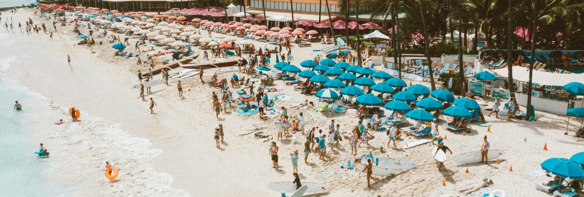 Plage bondée de touristes