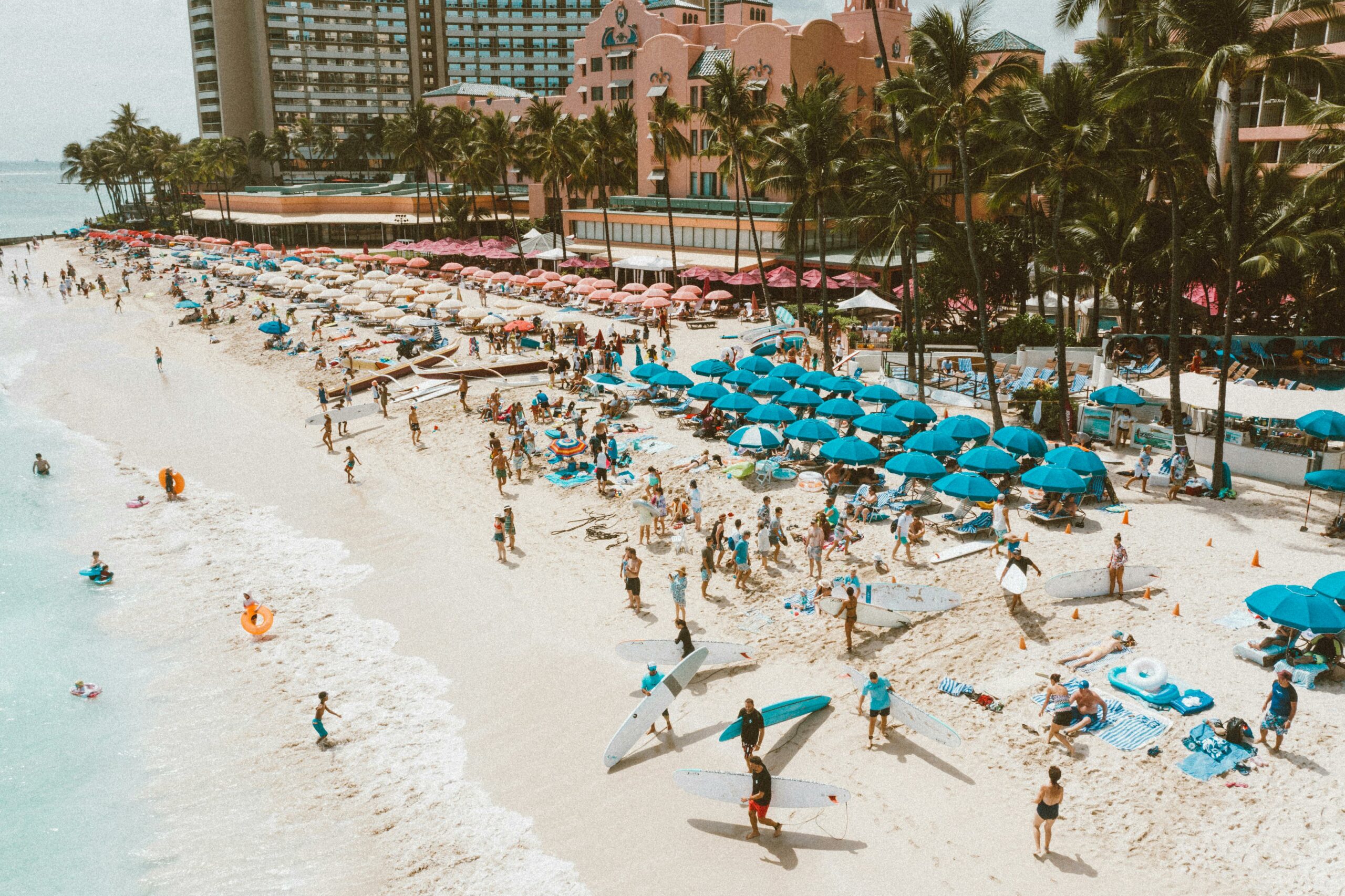 Plage bondée de touristes