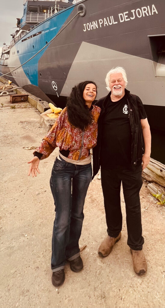 Paul Watson et Lamya Essemlali, présidente de Sea Shepherd France devant le bateau à bord duquel Watson a été arrêté au Groënland. 