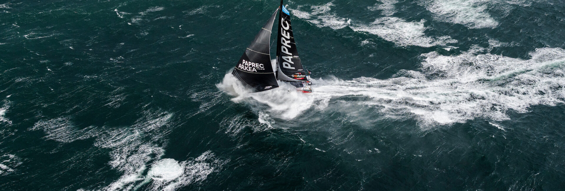 Bateau du Vendée Globe lancé à pleine vitesse