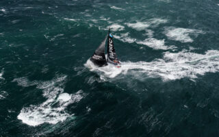 Bateau du Vendée Globe lancé à pleine vitesse