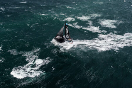 Bateau du Vendée Globe lancé à pleine vitesse