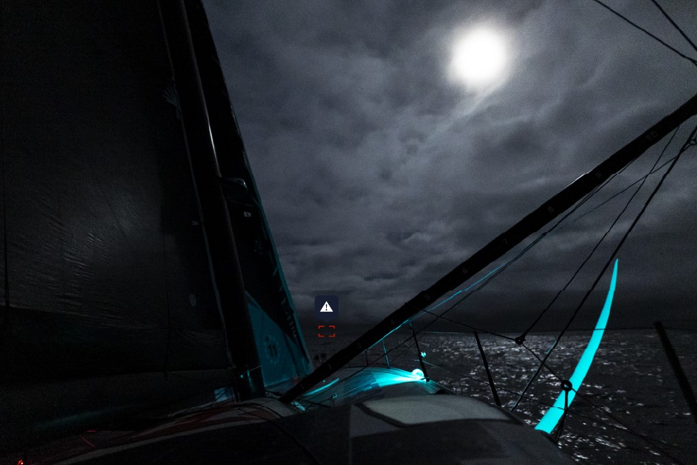 Bateau vendée globe navigant de nuit