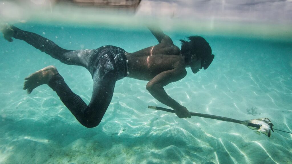 Dido, un jeune Bajau, pêche des poissons de récifs sur l'île de Pulau Mantabuan. 
©PHOTOGRAPHIE DE MATTHIEU PALEY, NATIONAL GEOGRAPHIC